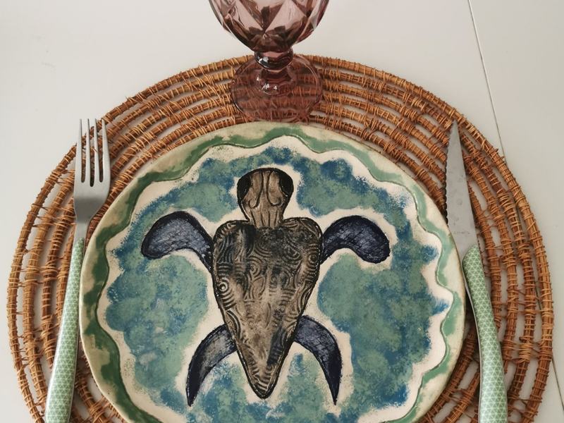 Assiette tortue sur fond turquoise