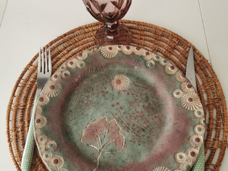 Assiette aux reflets roses