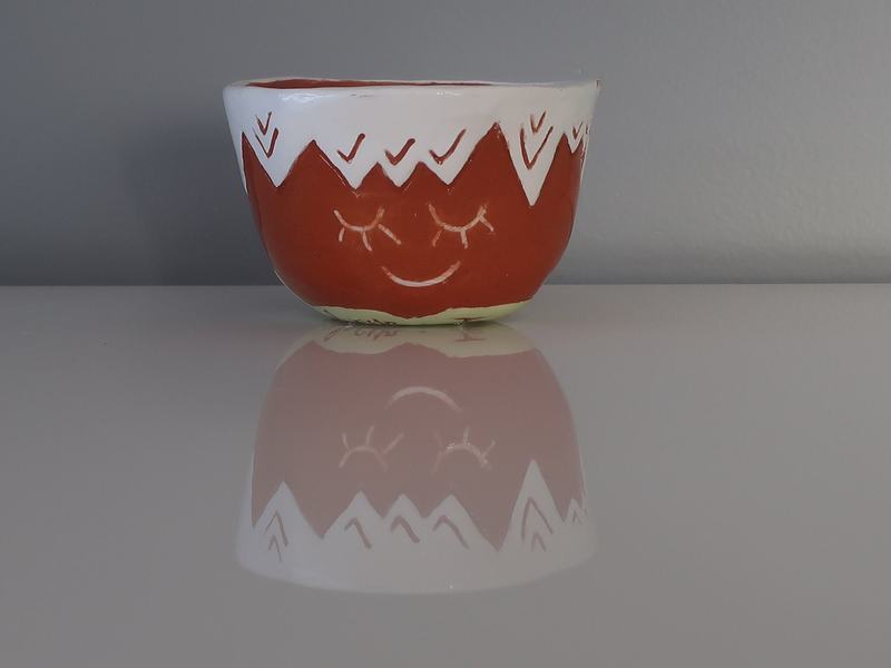 Tasse terracotta au visage endormi
