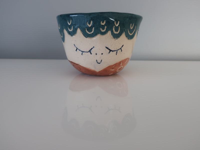 Tasse bleu canard au visage endormi