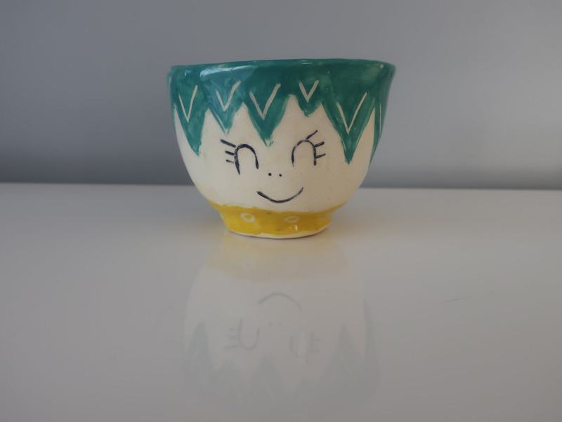 Tasse verte sur pied jaune